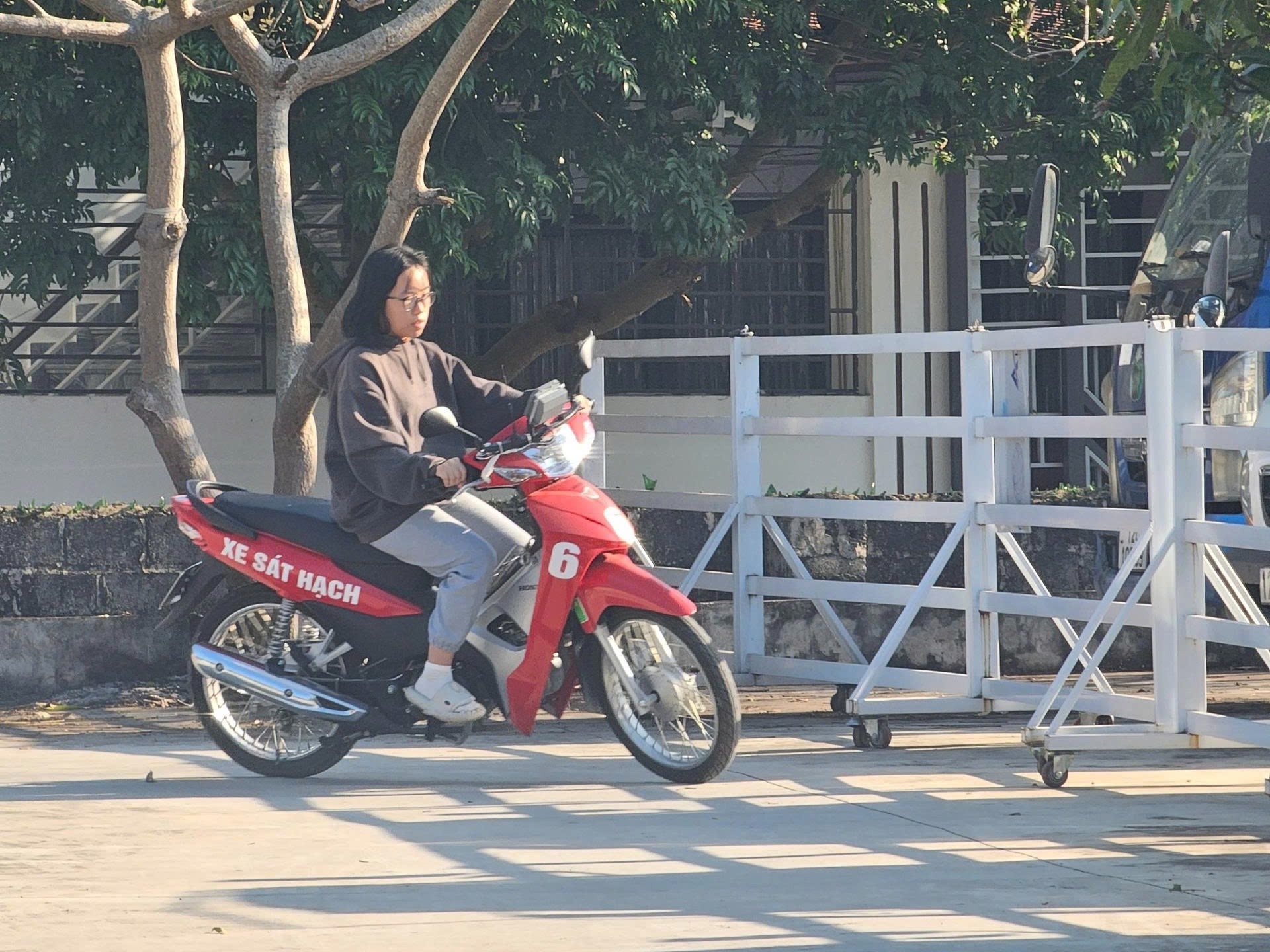 Khách hàng nhận bằng lái