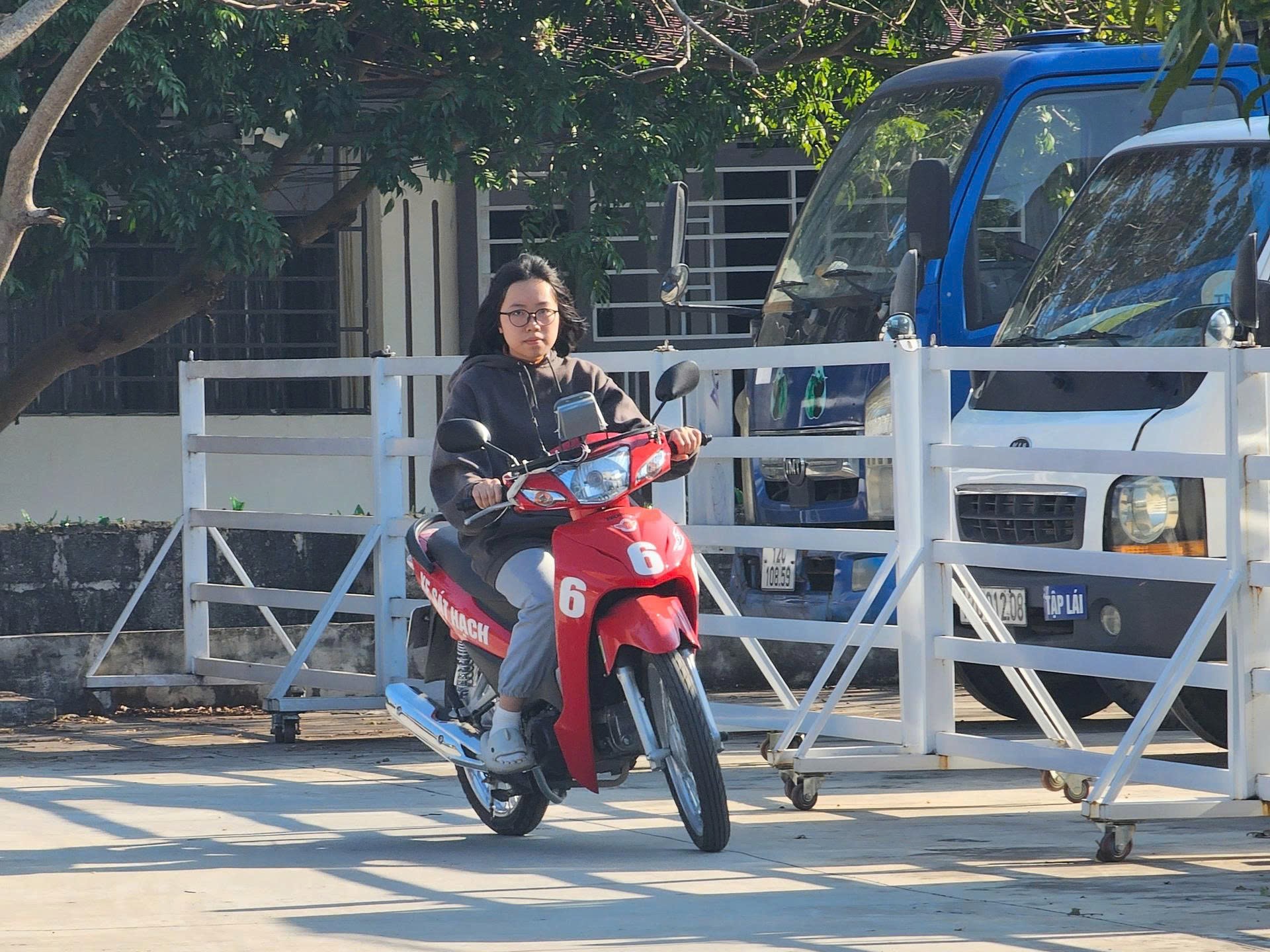 Khách hàng nhận bằng lái